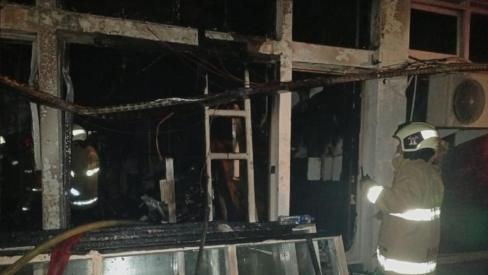 Proses evakuasi dan pemadaman Gedung BPOM Jakarta, Minggu malam. (Foto: SP/Humas Damkar DKI)