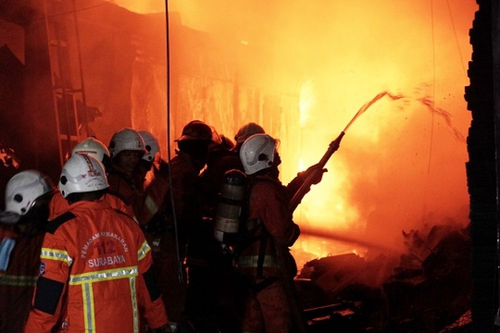 Petugas berupaya memadamkan kobaran api. SP/Patrik Cahyo