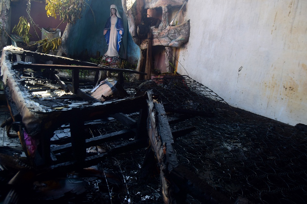 Petugas pemadam kebakaran (Damkar) melakukan pembasahan hunian kos lantai 3 yang terbakar di Panjang Jiwo 4 No.14, Kecamatan Tenggilis Mejoyo, Surabaya, Selasa (17/11). SP/Patrik Cahyo 