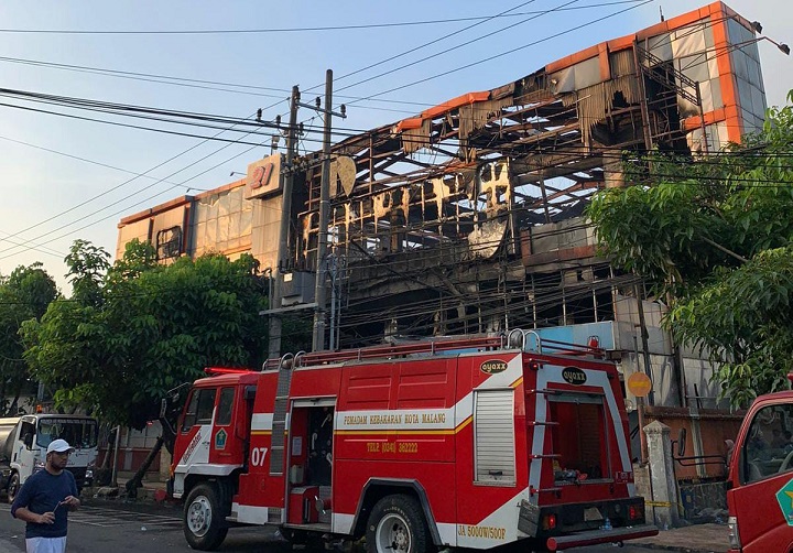 Butuh waktu 12,5 jam untuk memadamkan Malang Plaza yang terbakar