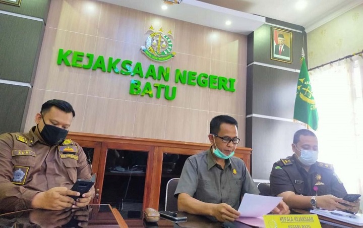 Kepala Kejari Batu, Supriyanto didampingi Kasi Intel Edi Sutomo dan Kasipidsus Endro Rizki Erlazuardi memberikan keterangan