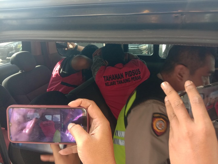 Dua tersangka yakni Marketing PT Perikanan Nusantara dan Dirut PT Ikan Laut Indonesia saat ditahan oleh Kejari Tanjung Perak. SP/Budi Mulyono