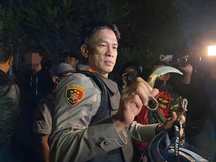 Kapolrestabes Surabaya Kombes Pol Akmad Yusep saat mengamankan senjata tajam jenis karambit dari para perusuh. Sedangkan, beberapa perusuh di Kejawan Putih dan Jalan Pasar Kembang pun berhasil dibekuk dalam razia anti Gangster kemarin. SP/Ariandi