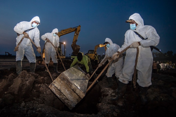 Petugas pemulasaran memakamkan jenazah pasien covid-19. (ilustrasi)