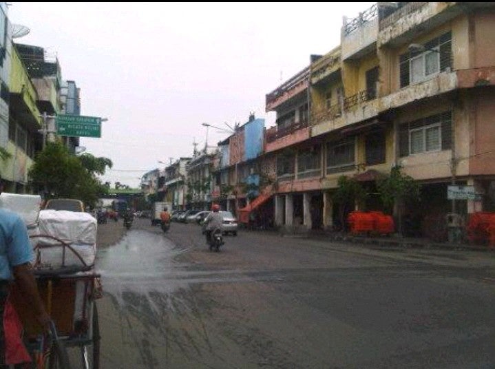 Kawasan Kembang Jepun, Jumat (9/7/2021) sore kemarin yang sudah terlihat sepi. SP/RM