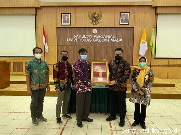 Bupati Kediri, Haninditho Himawan Pramana saat bersama tim UGM membahas peningkatan kemajuan di bidang pertanian