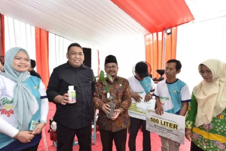 Direktur Jenderal Perkebunan Kementerian Pertanian (Kementan) Andi Nur Alam Syah meluncurkan kawasan perkebunan organik. SP/ PSR
