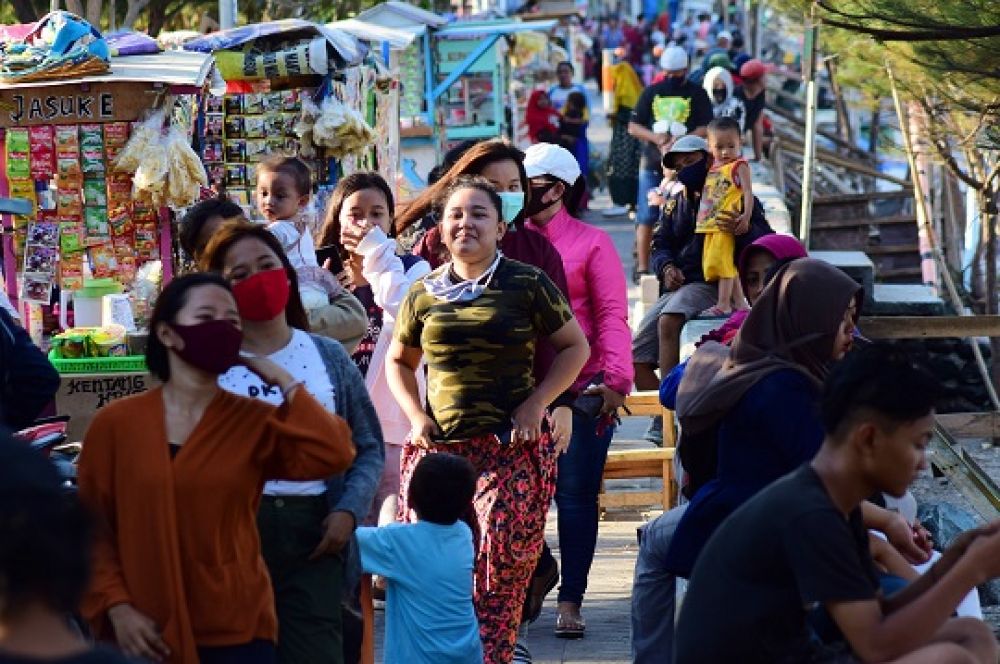 Aktivitas warga masih tak menghiraukan protokol kesehatan yang tengah digalakkan Pemprov Jatim dan Pemkot Surabaya. Seperti yang tertangkap kamera Surabaya Pagi di seberang Taman Surabaya di Pantai Kenjeran, Surabaya, Rabu (16/9/2020). SP/Patrik Cahyo
