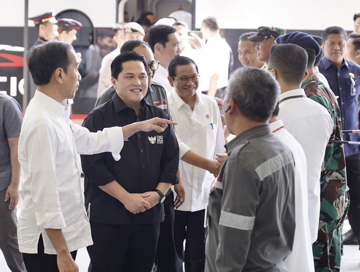 Erick Thohir saat menemani Presiden Jokowi menjajal kereta api cepat jurusan Jakarta-Bandung.