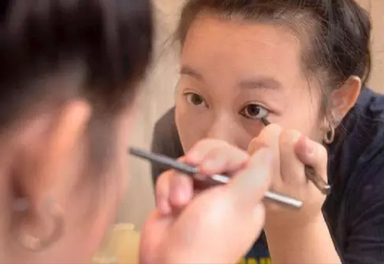 Penggunaan eyeliner pada garis air mata. SP/ SBY