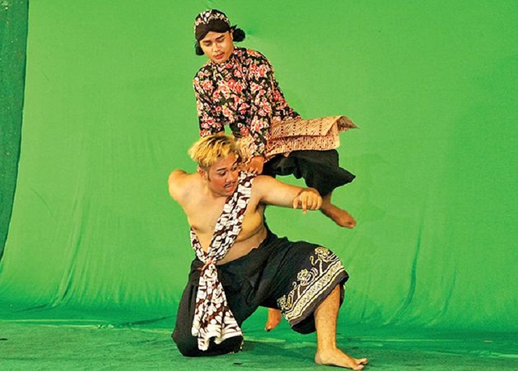 Aksi tokoh Joko Pakarti menaklukkan ketua kelompok berandal dengan latar belakang green screen. SP/ TRG