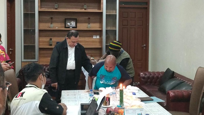 Ketua KPK Firli Bahuri, saat mendatangi dan mendekati Gubernur Papua Lukas Enembe yang telah ditetapkan sebagai tersangka gratifikasi Rp 1 Miliar, di rumah dinas Lukas Enembe di Papua, Kamis (3/11/2022). Sp/kpk
