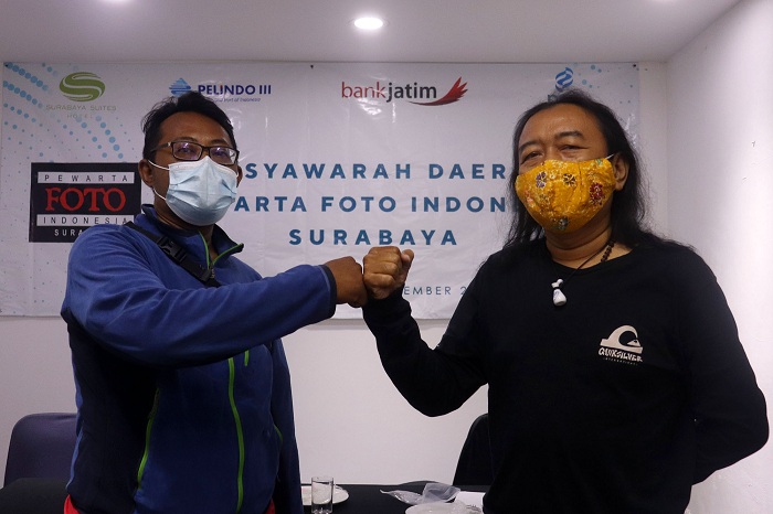 Ketua Umum Pewarta Foto Indonesia (PFI) Surabaya, Suryanto (Kiri) saat serah terima jabatan di Hotel Suites Surabaya.SP/PATRIK CAHYO 