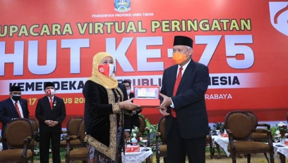 Khofifah menerima souvenir uang baru pecahan Rp75.000. SP/ADT