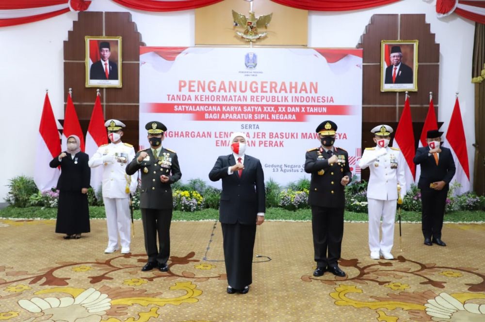 Gubernur Jawa Timur Khofifah Indar Parawansa dalam acara penganugerahan Penghargaan Tanda Kehormatan Satyalancana Karya Satya Tahun 2021. SP/PEMPROV JATIM