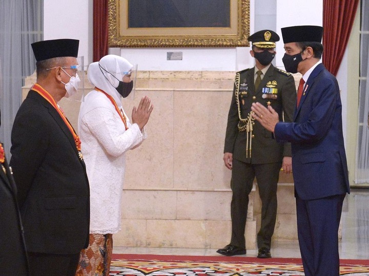 Presiden Jokowi usai menyematkan penghargaan Bintang Mahaputra untuk Gubernur Jatim Khofifah Indar Parawansa, di Istana Negara, Rabu (11/11/2020). SP/humas pemprov jatim
