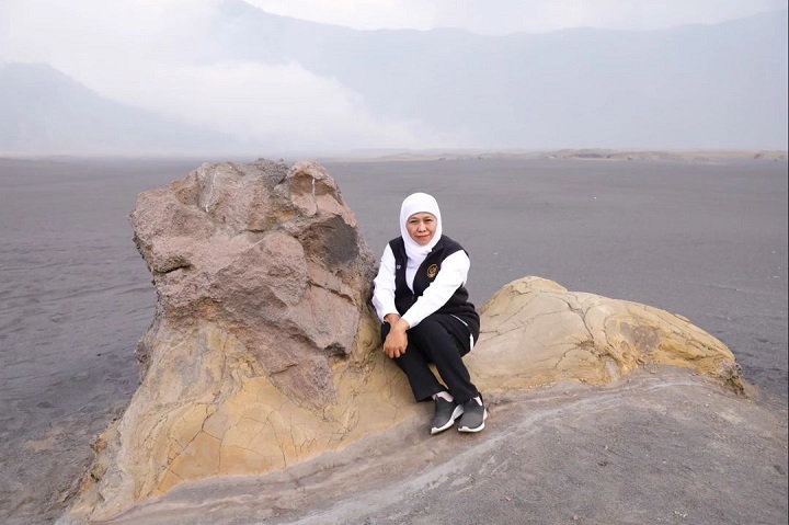 Foto Khofifah Indar Parawansa, Gubernur Jawa Timur yang diunggah di akun instagram, menimbulkan tanda tanya dan kode-kode terkait sikap politik di Pilpres 2024.