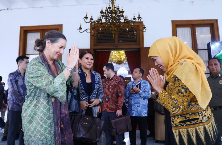 Pertemuan Gubernur Khofifah dengan Wakil Duta Besar Pemerintah Kerajaan Belanda untuk Indonesia, Ardi Stoios-Braken, di Gedung Negara Grahadi. SP/Devan