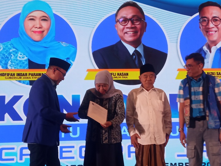 Khofifah Indar Parawansa resmi diusung PAN untuk maju kembali ke Pilgub 2024 mendatang. Dukungan ini diberikan langsung oleh Ketua Umum PAN, Zulkifli Hasan, Senin (4/12/2023).