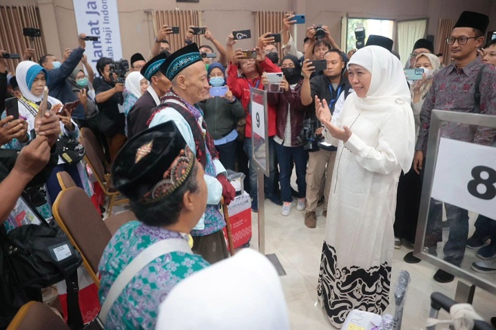Gubernur Jawa Timur Khofifah Indar Parawansa menyapa beberapa calon jamaah haji asal Jawa Timur yang Rabu (24/5/2023) kemarin dilepas keberangkatan ke Tanah Suci. SP/Arlana
