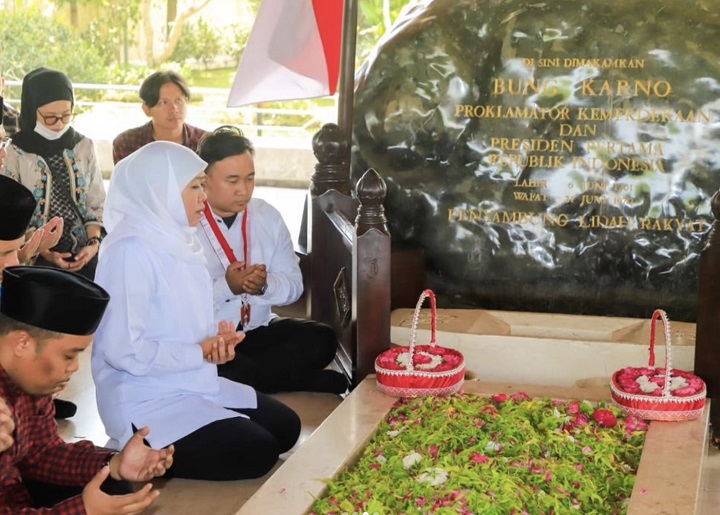 Gubernur Jawa Timur Khofifah ziarah ke makam Soekarno di Blitar, Minggu (25/6/2023) yang diunggah di akun instagramnya.