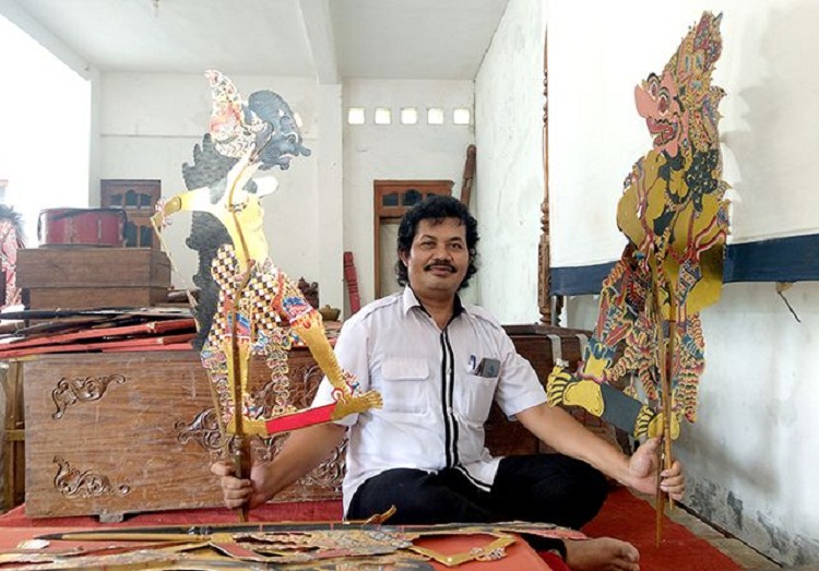 Ki Basuki Singowijoyo saat menunjukkan koleksi wayang di sanggarnya. SP/ TRG