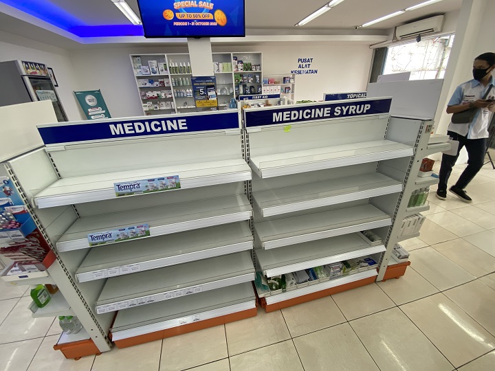 Apotek Kimia Farma di Kupang Jaya, Rabu (19/10/2022) secara serentak sudah menarik peredaran obat sirup di pasaran. Sp/ariandi