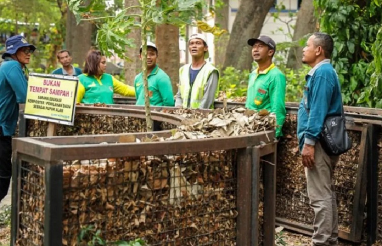 Kegiatan studi tiru dari Pemerintah Kabupaten Demak ke Kota Kediri di Hutan Kota Kediri, Jawa Timur, Kamis (26/10/2023). Kegiatan itu untuk belajar pengelolaan sampah. SP/ KDR