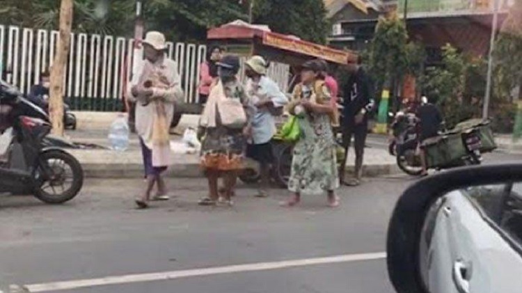Tangkapan layar video yang viral rombongan pengemis diduga diantar jemput naik mobil. SP/ MDN