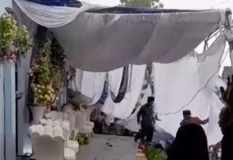 Tenda pesta pernikahan di Desa Lembah, Babadan, Ponorogo diterjang hujan angin. SP/ PNG