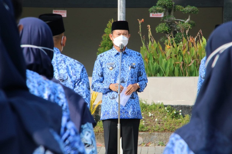 Bupati Lamongan Yuhronur Efendi (Yes) saat memberikan arahan kepada ASN. SP/MUHAJIRIN KASRUN