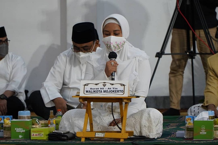 Wali Kota Mojokerto, Ika Puspitasari saat membaca ayat suci Alqur'an di Pendopo Rumah Rakyat. SP/Dwy Agus Susanti