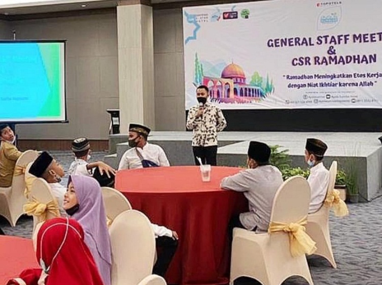 Pembagian paket sembako dan santunan bagi yatim piatu Yayasan Al-Ikhlas Mojokerto. SP/Dwy AS