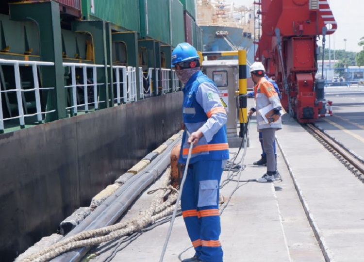 Pemasangan listrik darat (shore connection) di dermaga Teluk Lamong. SP/ Humas TTL
