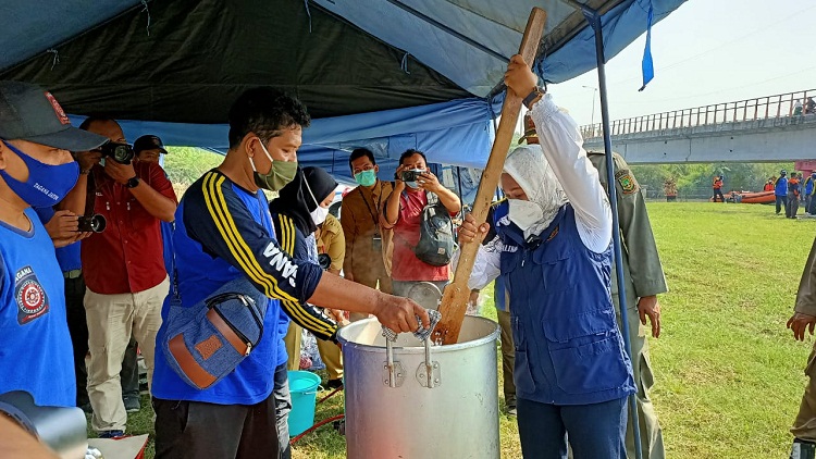 Wali Kota Mojokerto, Ika Puspitasari saat melihat kesiapan dapur umum di pelatihan dan simulasi penaggulangan bencana di Kota Mojokerto tahun 2021. SP/Dwy AS