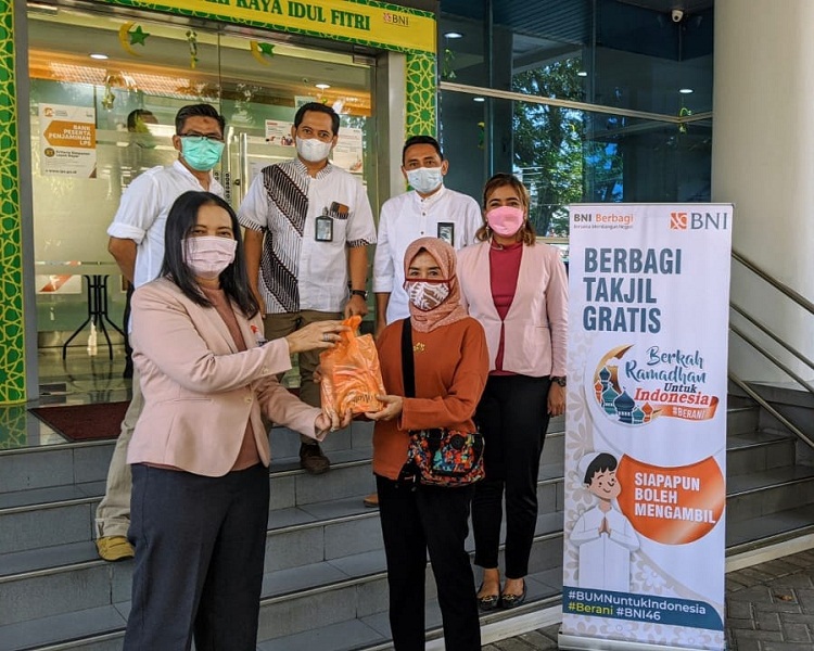 BNI Kantor Cabang Mojokerto saat membagi ratusan paket sembako dan takjil ramadhan. SP/Dwy Agus Susanti