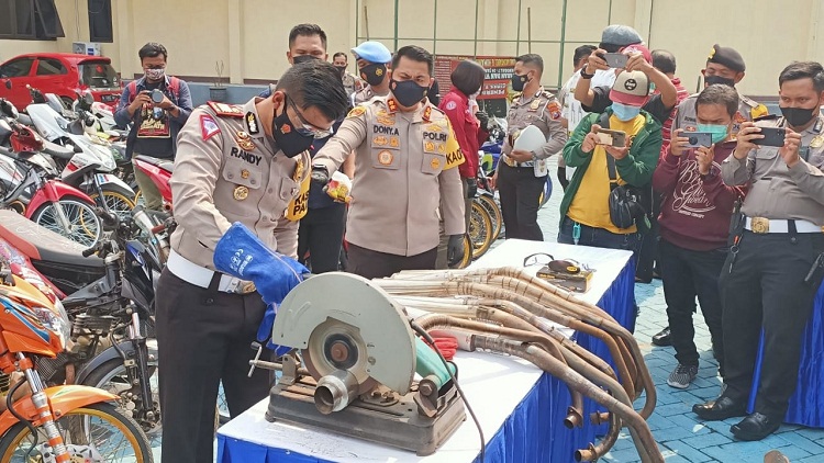 Kapolres Mojokerto, AKBP Dony Alexander saat memberi keterangan pers terakait razia balap liar. SP/Dwy Agus Susanti