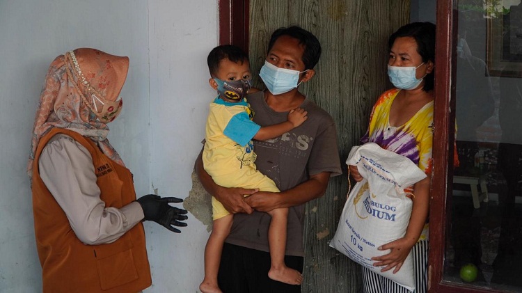 Kabulog Divre Jatim, Khozin saat turun menyaksikan proses pembagian beras bansos tambahan dari Kemensos untuk warga Kota Mojokerto. SP/Dwy AS