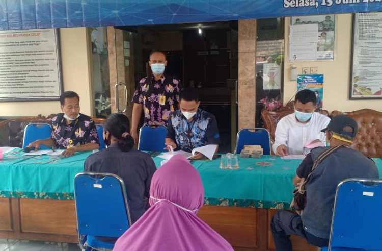 Penyerahan bantuan tunai dana desa kelurahan celep sidoarjo. SP/ HIK
