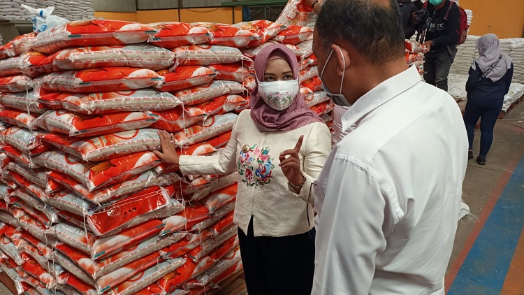 Wali Kota Mojokerto, Ika Puspitasari menemukan beras berkualitas jelek saat inspeksi mendadak (sidak) di Gudang Bulog, Rabu (29/7/2021) siang. SP/Dwy Agus Susanti