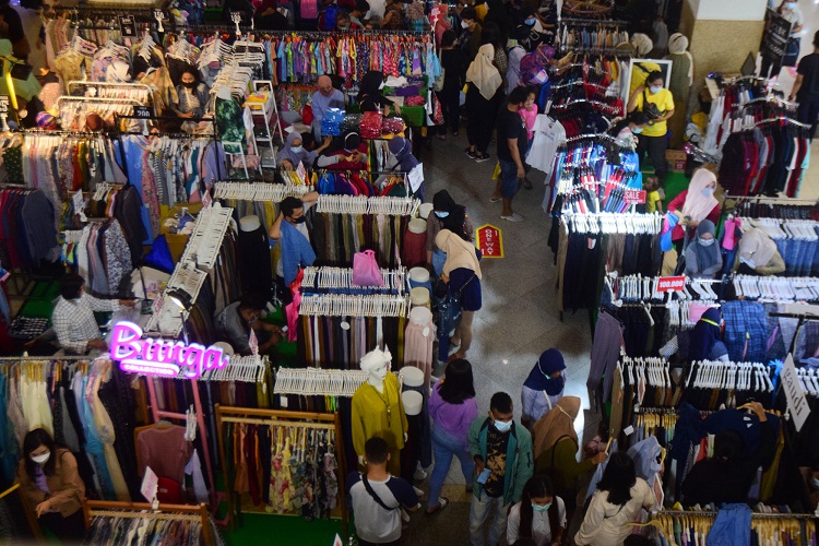 Suasana pusat perbelanjaan yang diserbu oleh para pengujung menjelang lebaran 1442 Hijriah di Mall Royal Plaza, Kota Surabaya. SP/ Patrick Cahyo