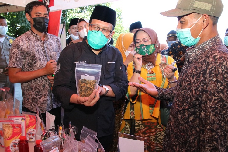 Mendes PDTT Saat melihat langsung hasil karya dan inovasi UMKM di Desa Kendal. SP/MUHAJIRIN KASRUN