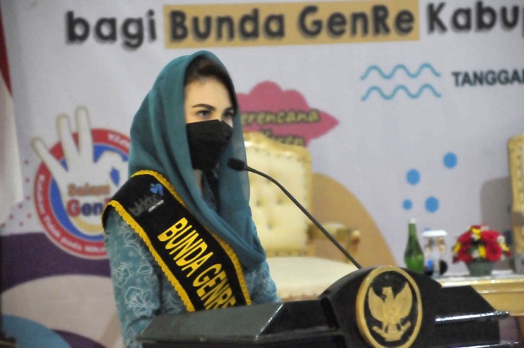 Arum Bachsin menyampaikan upaya mewujudkan generasi berkarakter saat Workshop Genre bagi Bunda Genre di Perwakilan BKKBN Provinsi Jawa Timur, Surabaya. SP/ Patrik Cahyo 