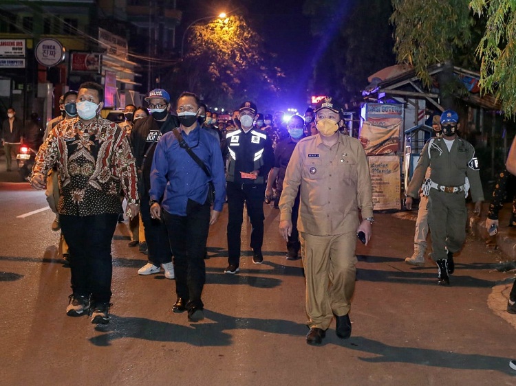 Bupati Jember Hendy Siswanto dan jajaran Forkopimda Jember memantau kerumunan di titik rawan Covid-19. SP/ DIK