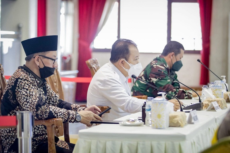 Bupati Jember, Hendy Siswanto saat memimpin rapat koordinasi (rakor) secara virtual. SP/ DIK