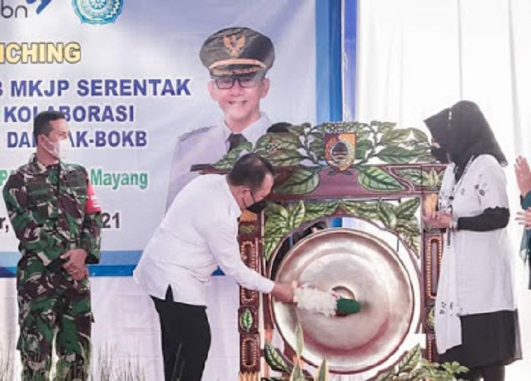 Bupati Jember saat melakukan Launcing Pelayanan KB MKJP. SP/ Dik