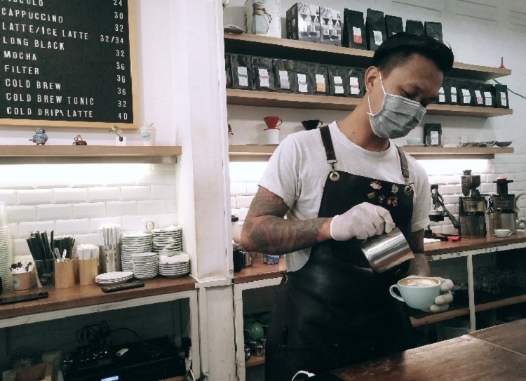 Mas Ipang, salah satu barista di Coffee At Louis. SP/ Lady Yuvinda