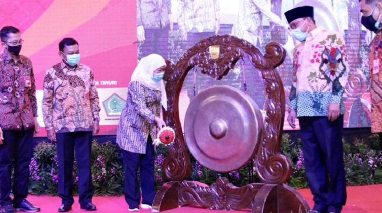 Gubernur Jawa Timur, Khofifah Indar Parawansa saat menggelar kegiatan Misi Dagang secara hybrid. SP/ Femal Ishaq