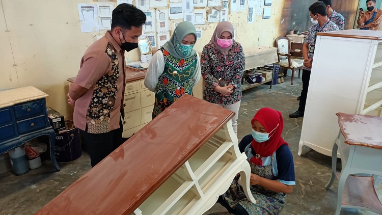 Wali Kota Ning Ita saat meninjau kinerja ekspor Kota Mojokerto. SP/ Dwi