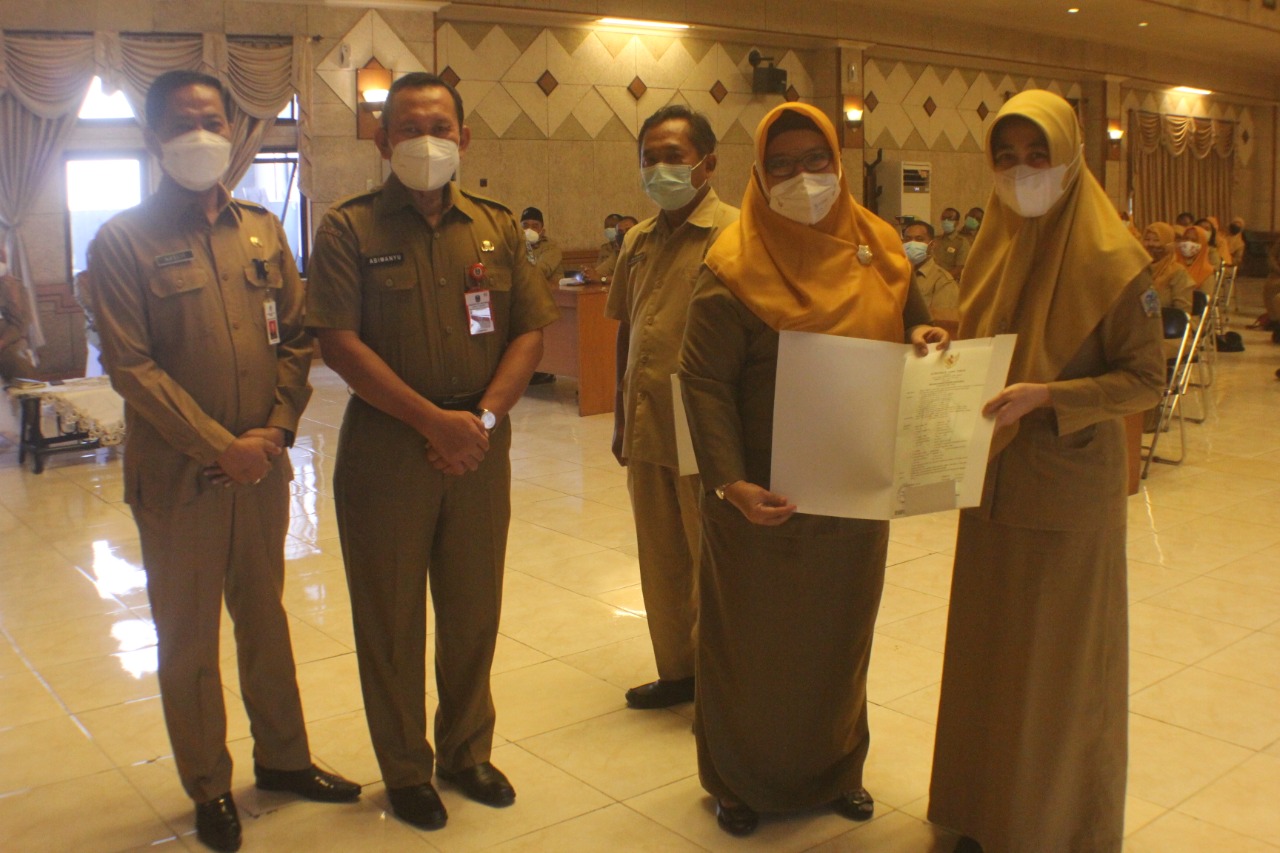 Wakil Bupati Aminatun Habibah saat menyerahkan SK kenaikan pangkat kepada PNS di lingkungan Pemkab Gresik. SP/M.AIDID